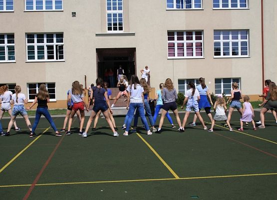 Bo „ Kiedy śmieje się dziecko, śmieje się cały świat”… grafika