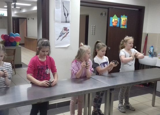 Niezwykłe lekcje pierwszoklasistów grafika