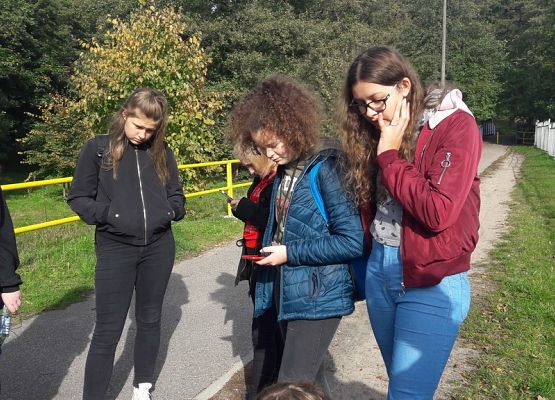 Inna niż zwykła lekcja - ze smartfonem grafika