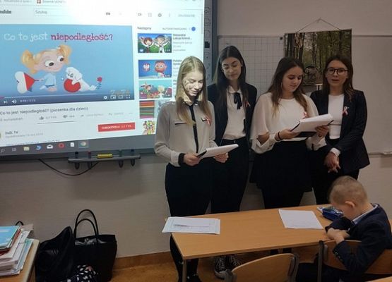 Starszaki dla maluchów o Niepodległej grafika