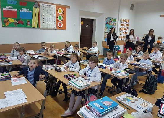 Starszaki dla maluchów o Niepodległej grafika