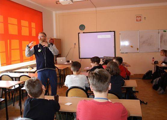 "Twój czas jest ograniczony, więc nie marnuj go na byciem kimś, kim nie jesteś." - Steve Jobs grafika