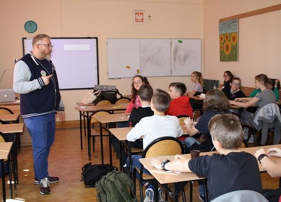 "Twój czas jest ograniczony, więc nie marnuj go na byciem kimś, kim nie jesteś." - Steve Jobs grafika