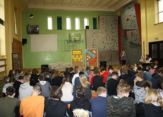 Na szkolnej scenie grafika