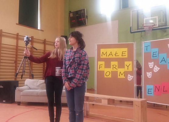 Na szkolnej scenie grafika