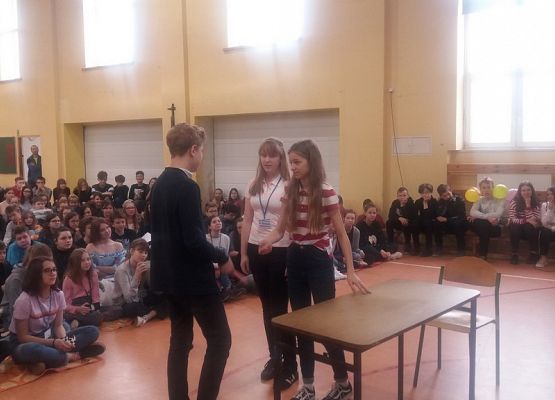 Na szkolnej scenie grafika