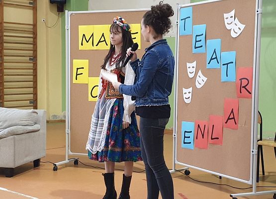 Na szkolnej scenie grafika