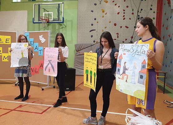 Na szkolnej scenie grafika