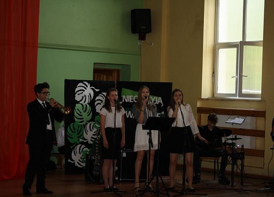 Nadszedł czas na ostatni dzwonek grafika