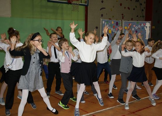 Pasowanie pierwszoklasistów grafika