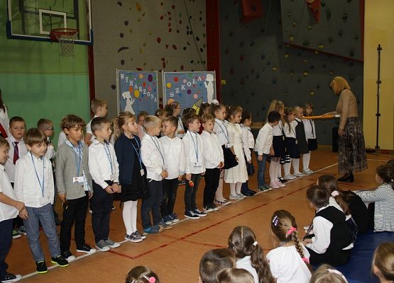 Pasowanie pierwszoklasistów grafika