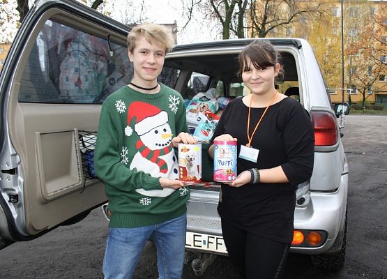 „Bo na tym pieskim świecie to się bardzo liczy, by iść na sześciu nogach i na jednej smyczy” grafika