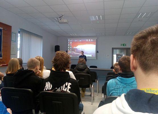 Klasa 8d z wizytą w Komendzie Powiatowej Policji w Lęborku grafika