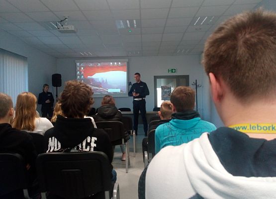 Klasa 8d z wizytą w Komendzie Powiatowej Policji w Lęborku grafika