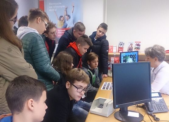 Uczniowie z 8c odwiedzili oddział  Banku  Pekao S.A.  w Lęborku grafika