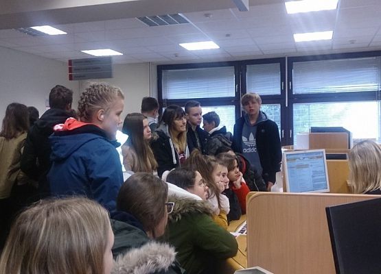 Uczniowie z 8c odwiedzili oddział  Banku  Pekao S.A.  w Lęborku grafika