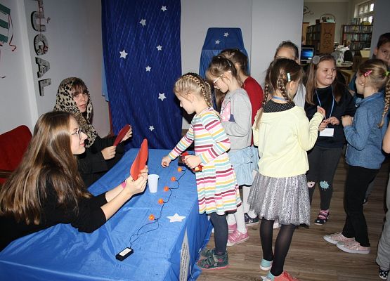 „Dziś cień wosku ci ukaże, co ci życie niesie w darze” grafika