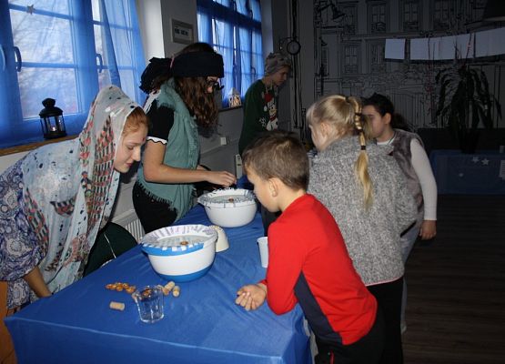 „Dziś cień wosku ci ukaże, co ci życie niesie w darze” grafika