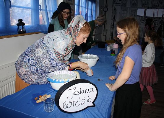 „Dziś cień wosku ci ukaże, co ci życie niesie w darze” grafika