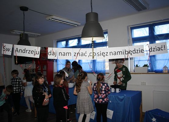 „Dziś cień wosku ci ukaże, co ci życie niesie w darze” grafika