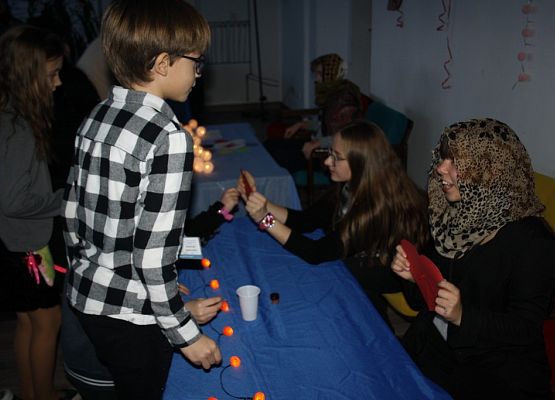 „Dziś cień wosku ci ukaże, co ci życie niesie w darze” grafika