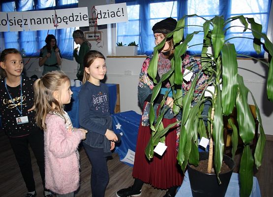 „Dziś cień wosku ci ukaże, co ci życie niesie w darze” grafika