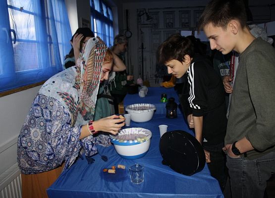 „Dziś cień wosku ci ukaże, co ci życie niesie w darze” grafika