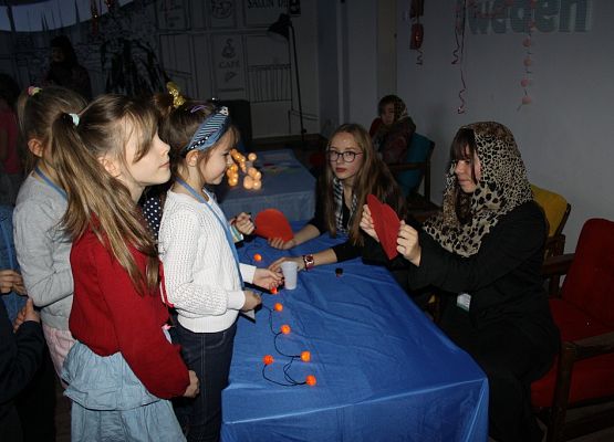 „Dziś cień wosku ci ukaże, co ci życie niesie w darze” grafika