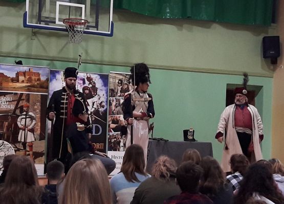 Podróż historyczna od rozbiorów do odzyskania niepodległości- żywa lekcja historii grafika