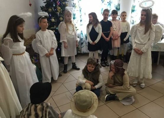 Klasa IIb ze świąteczną wizytą w Domu Pomocy Społecznej grafika