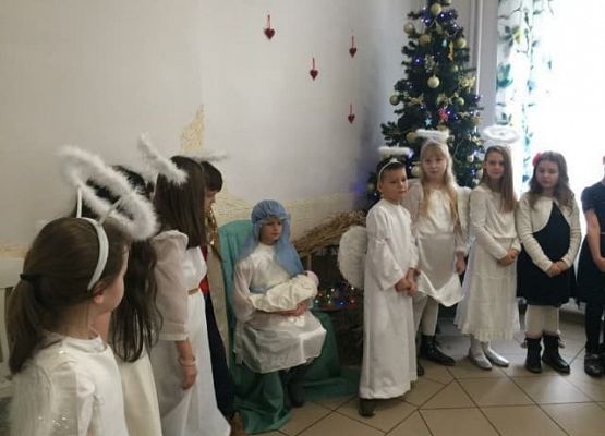 Klasa IIb ze świąteczną wizytą w Domu Pomocy Społecznej grafika