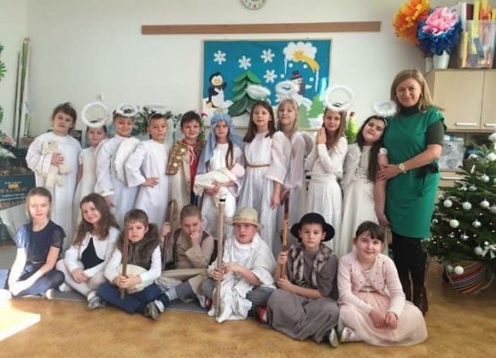 Klasa IIb ze świąteczną wizytą w Domu Pomocy Społecznej grafika