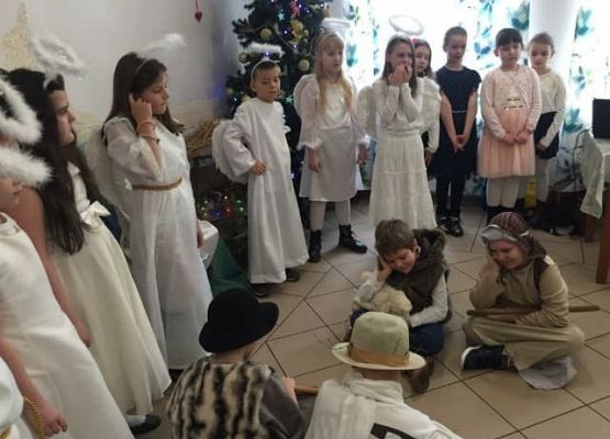 Klasa IIb ze świąteczną wizytą w Domu Pomocy Społecznej grafika