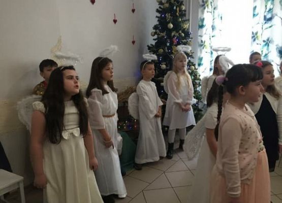 Klasa IIb ze świąteczną wizytą w Domu Pomocy Społecznej grafika