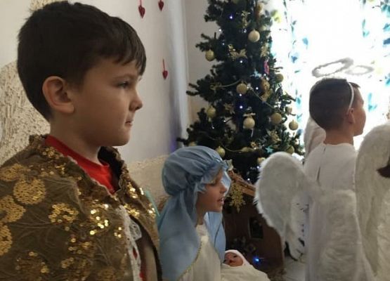 Klasa IIb ze świąteczną wizytą w Domu Pomocy Społecznej grafika