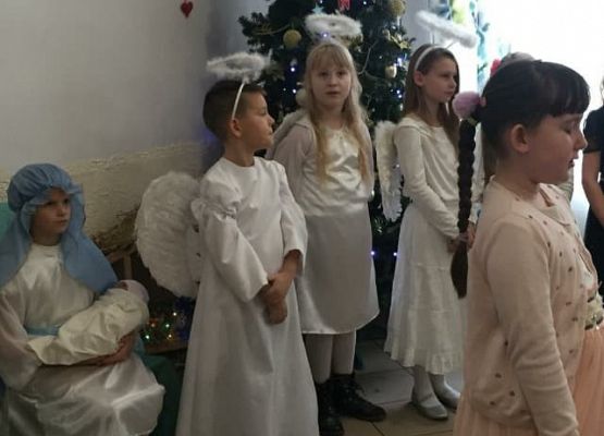 Klasa IIb ze świąteczną wizytą w Domu Pomocy Społecznej grafika