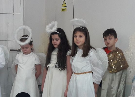 Klasa IIb ze świąteczną wizytą w Domu Pomocy Społecznej grafika