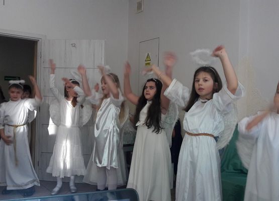 Klasa IIb ze świąteczną wizytą w Domu Pomocy Społecznej grafika