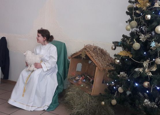 Klasa IIb ze świąteczną wizytą w Domu Pomocy Społecznej grafika