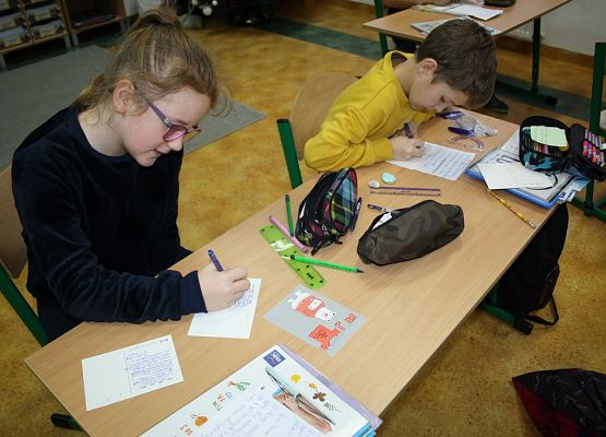 „Idą święta, nie o sms-ie, lecz o kartce pamiętaj” grafika