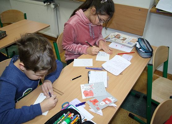 „Idą święta, nie o sms-ie, lecz o kartce pamiętaj” grafika