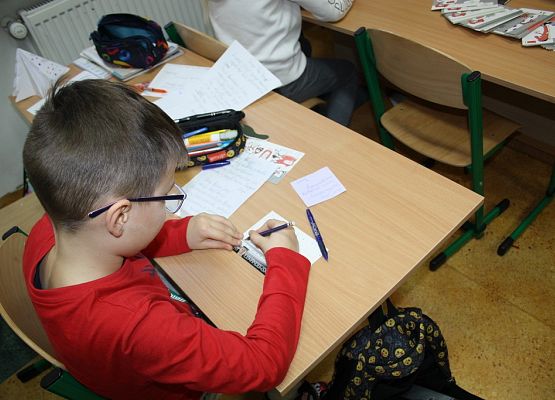 „Idą święta, nie o sms-ie, lecz o kartce pamiętaj” grafika