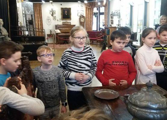 Drugoklasiści z wizytą w lęborskim muzeum grafika