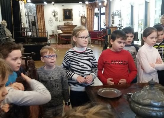 Drugoklasiści z wizytą w lęborskim muzeum grafika