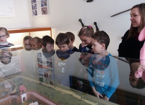 Drugoklasiści z wizytą w lęborskim muzeum grafika