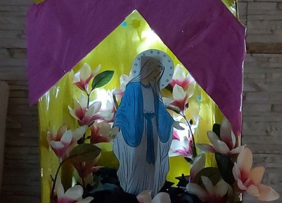 W maryjnym maju wykonaliśmy kapliczki grafika