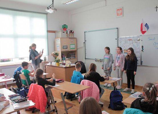 W przeddzień święta oświaty grafika