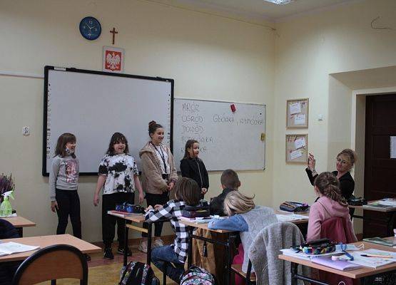 W przeddzień święta oświaty grafika