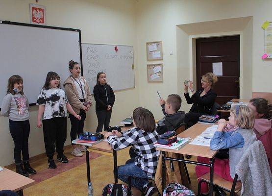 W przeddzień święta oświaty grafika