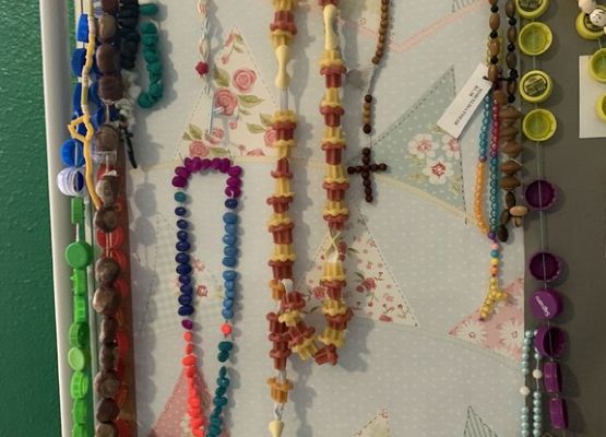 Koraliki, paciorki, makaron i żelki , czylikolorowe cudeńka grafika